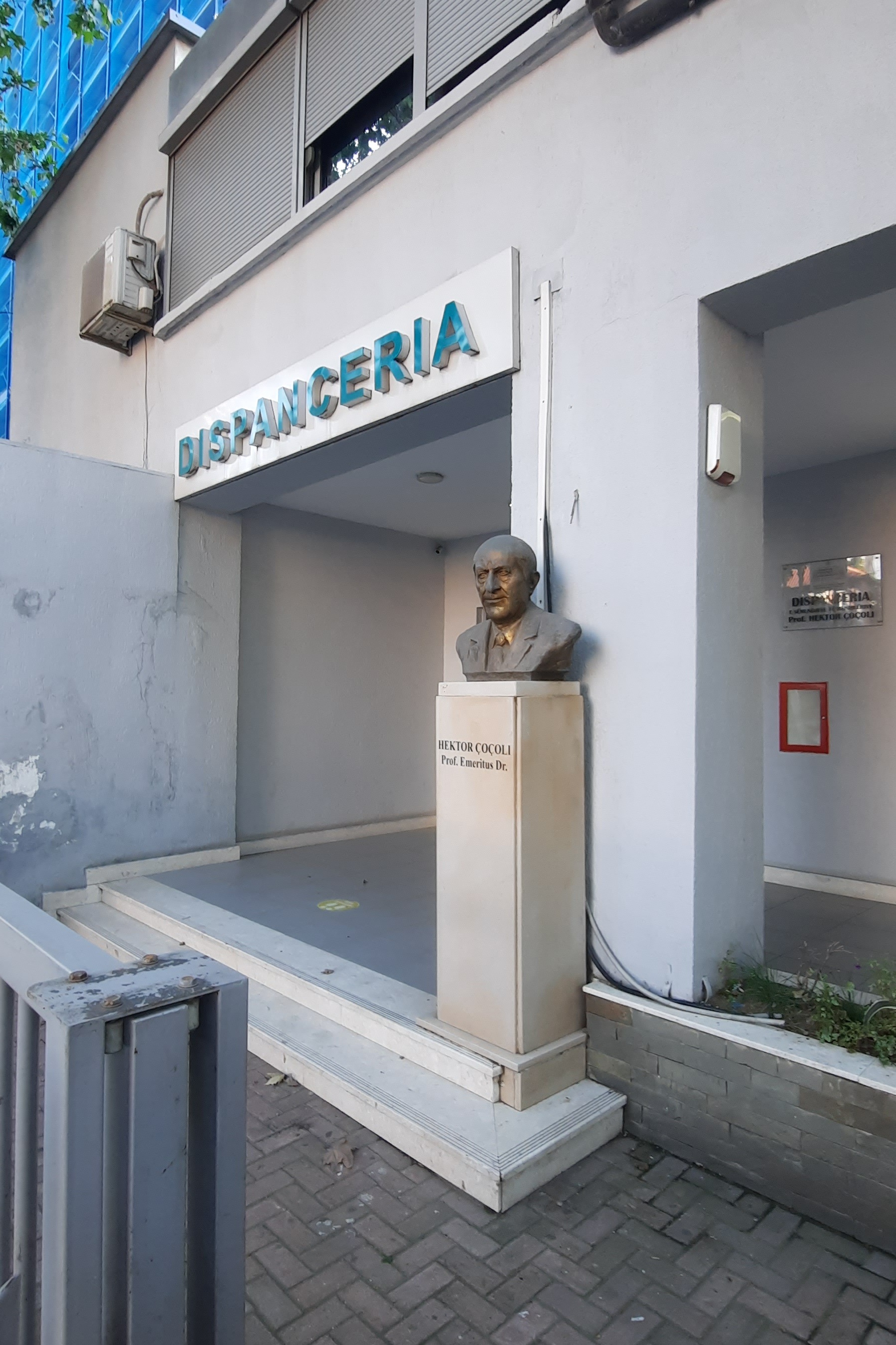 Hektor Çoçoli's bust, Tirana - 01.jpg